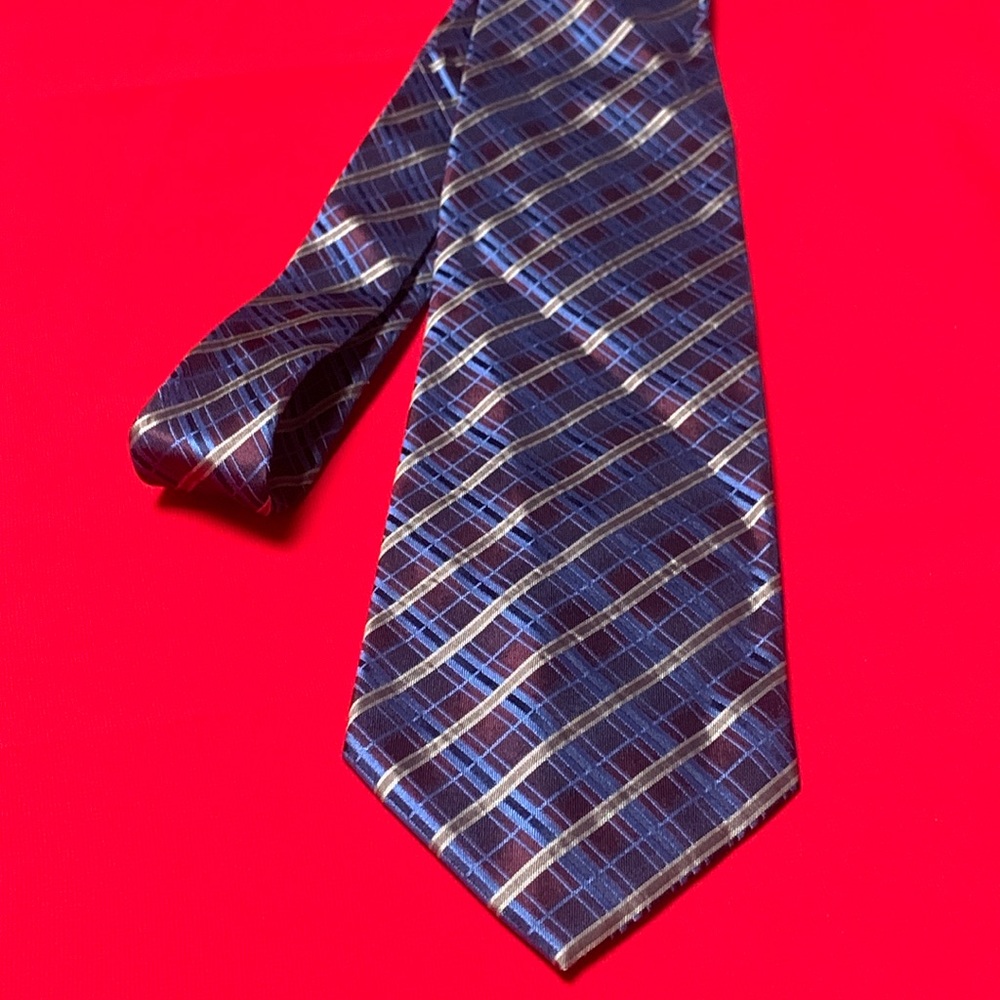 Kenneth Cole New York silk tie.